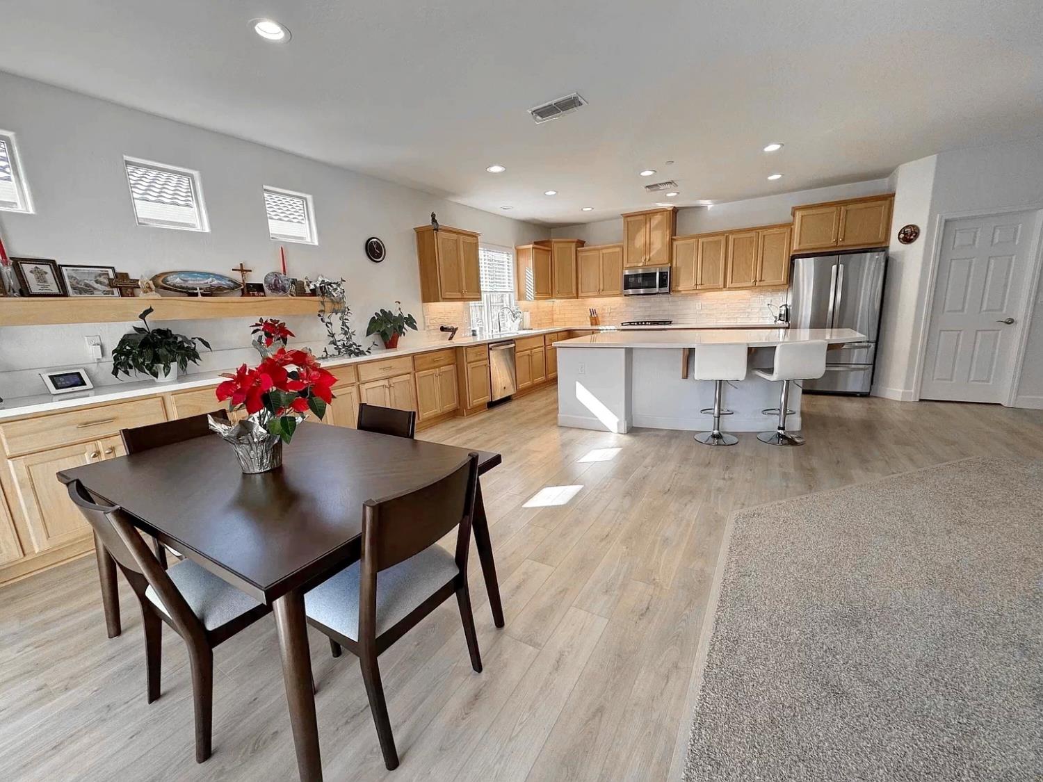 1405 W Tyler Ct, Visalia, CA 93291