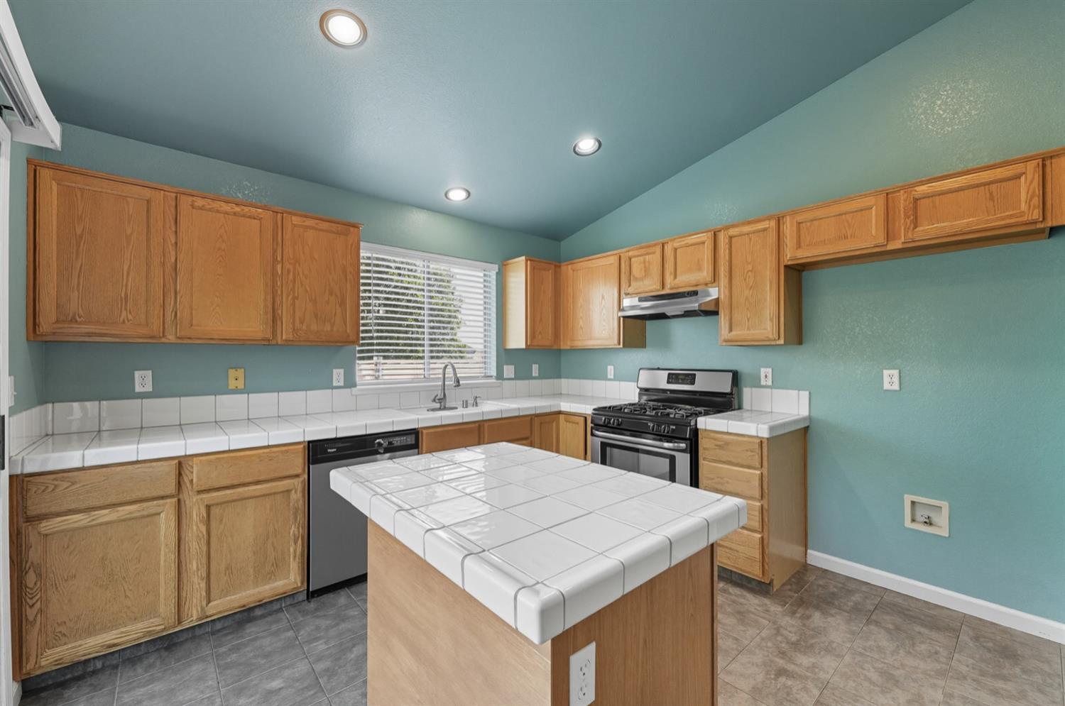 1931 Diamond Oak Way, Manteca, CA 95336