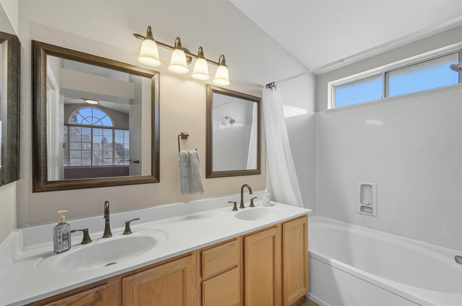 1931 Diamond Oak Way, Manteca, CA 95336