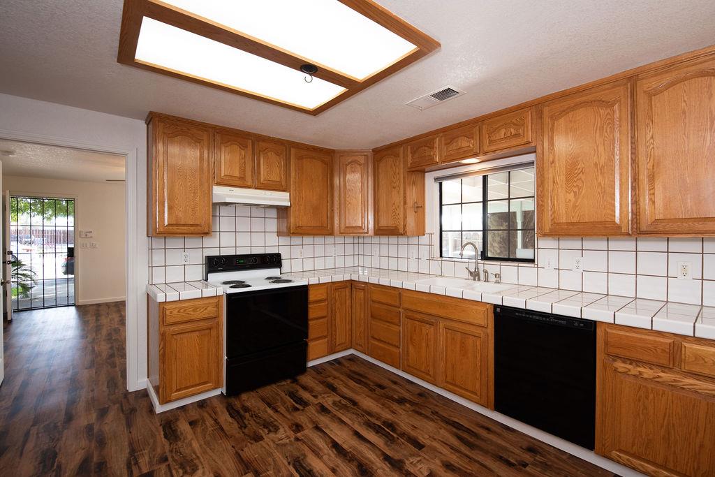 24 N Bryan Ave, Oakdale, CA 95361