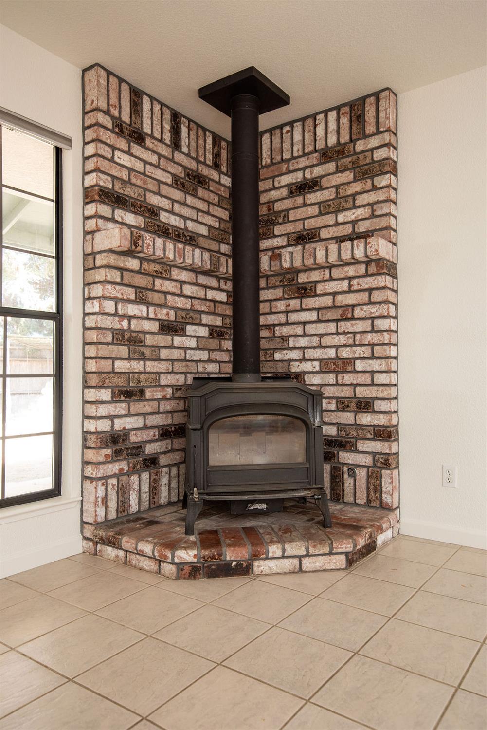 24 N Bryan Ave, Oakdale, CA 95361