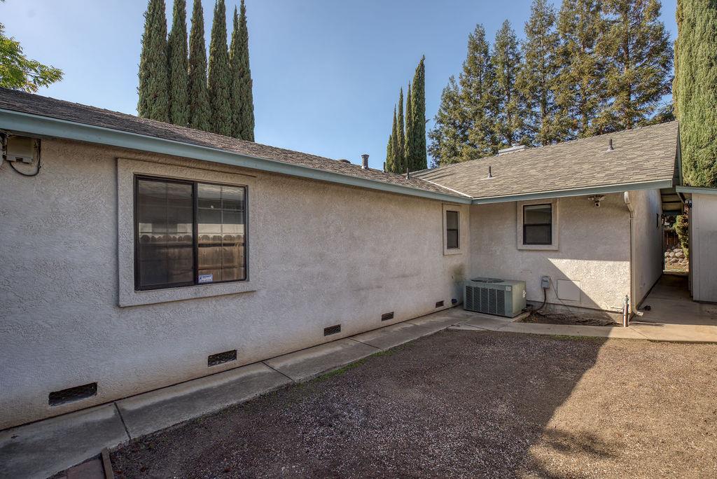 24 N Bryan Ave, Oakdale, CA 95361