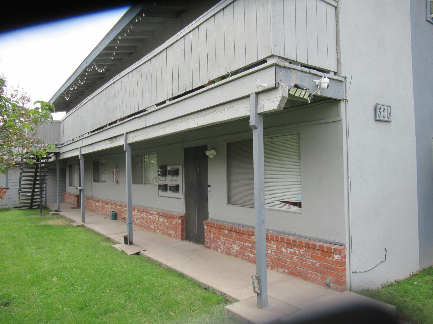 325 W H St, Oakdale, CA 95361