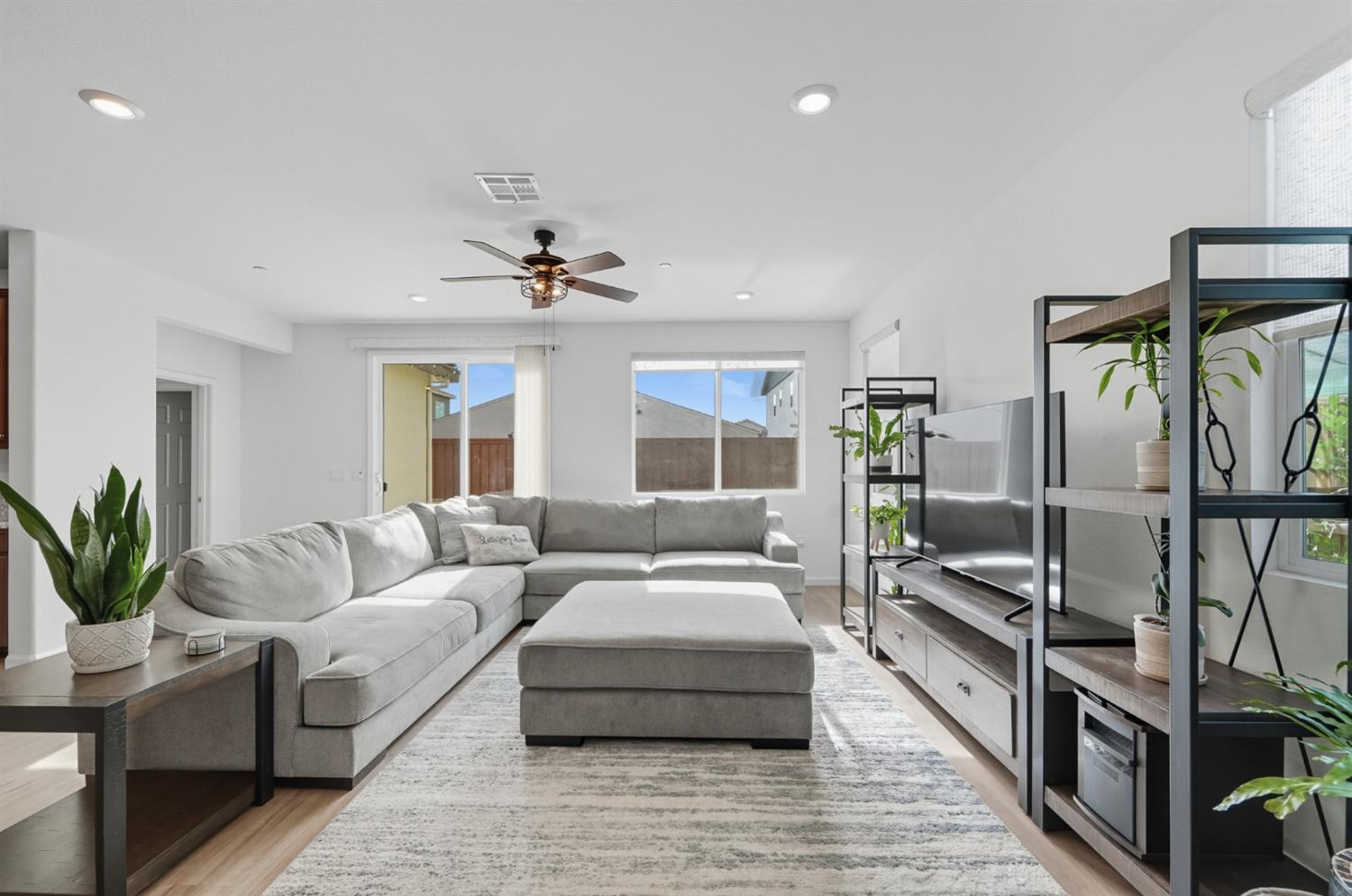 617 Mansfield Dr, Patterson, CA 95363