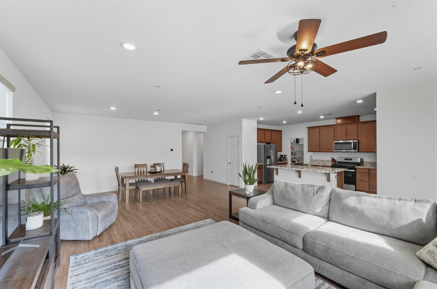 617 Mansfield Dr, Patterson, CA 95363