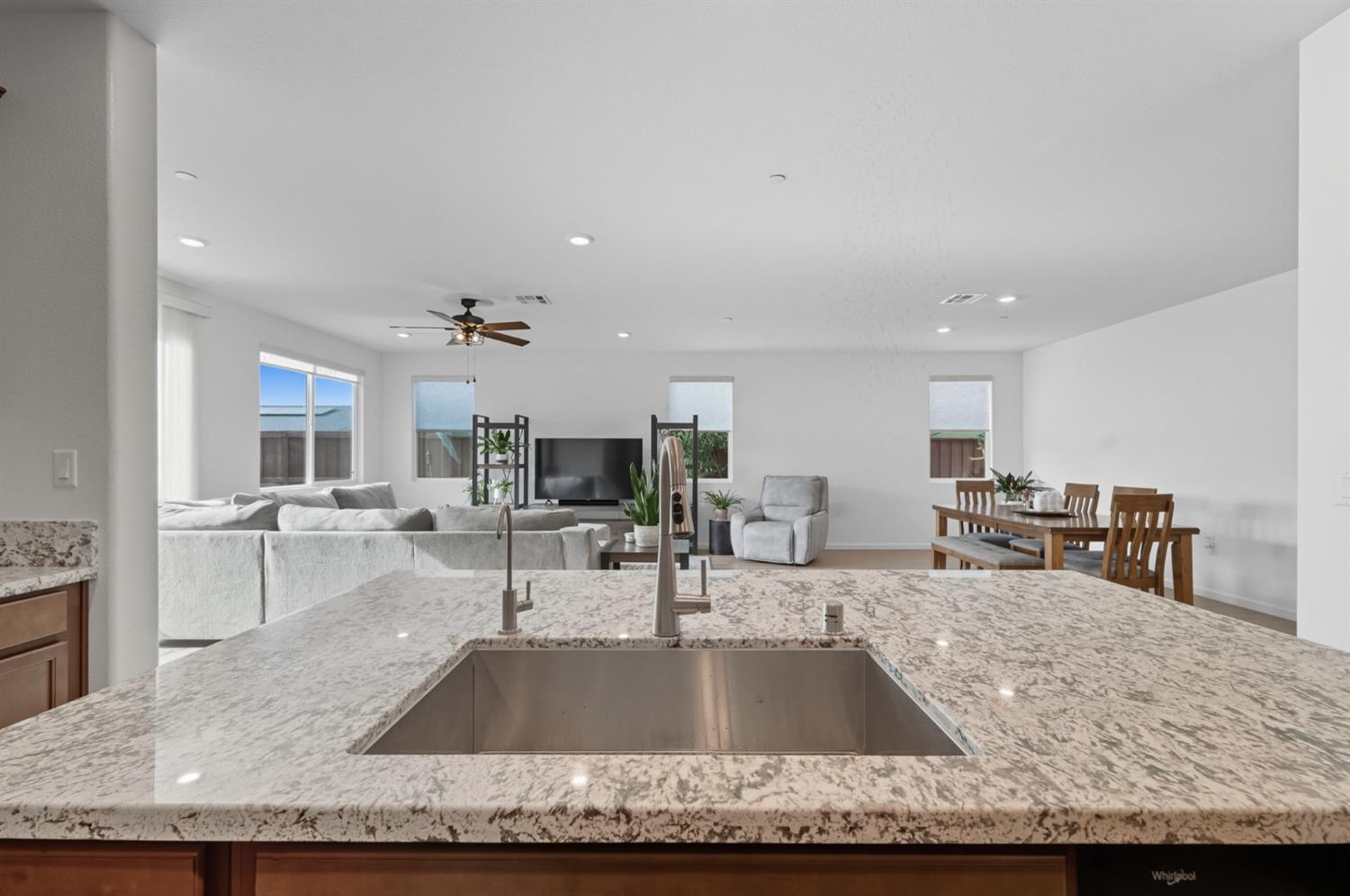 617 Mansfield Dr, Patterson, CA 95363