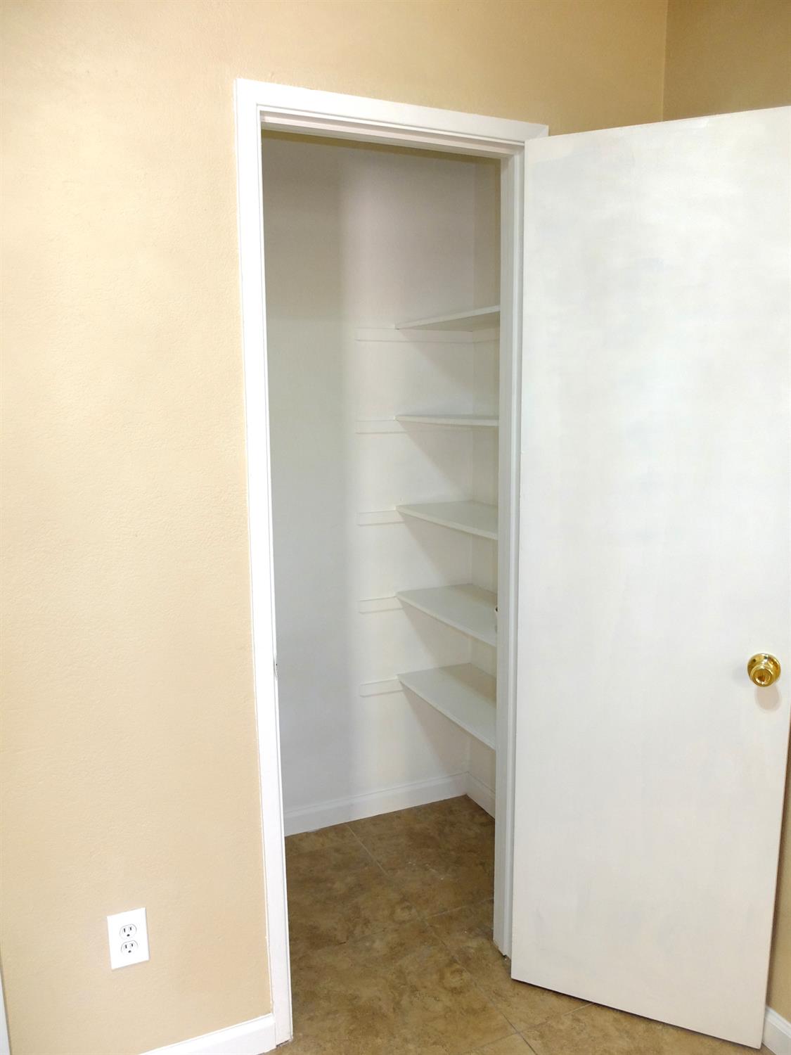 1813 Murrietta Ln, Modesto, CA 95355