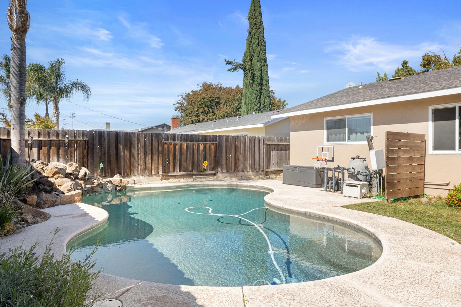 1612 Angelene Dr, Modesto, CA 95355