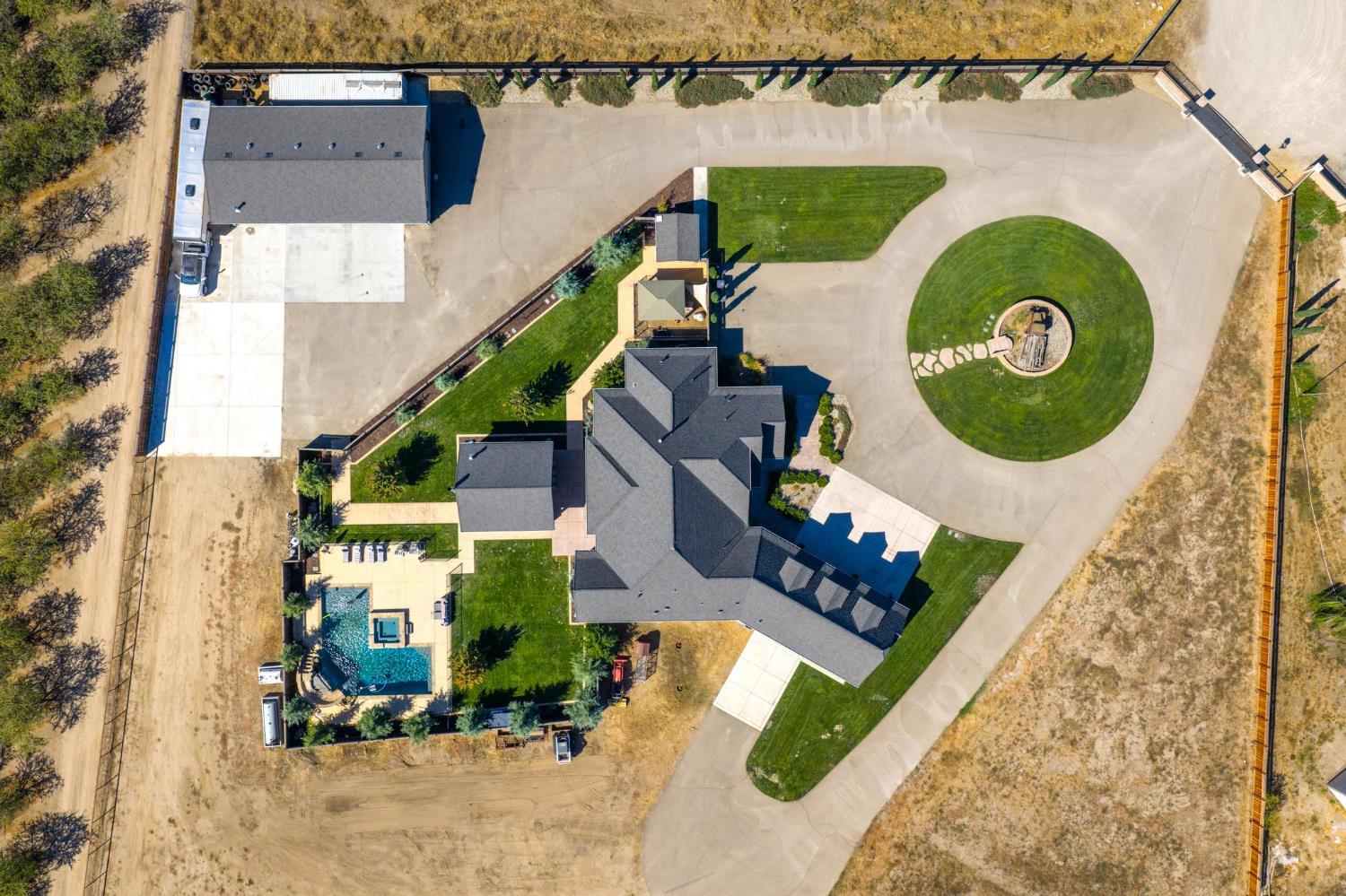 1842 E Palm Tree Ln, Manteca, CA 95336