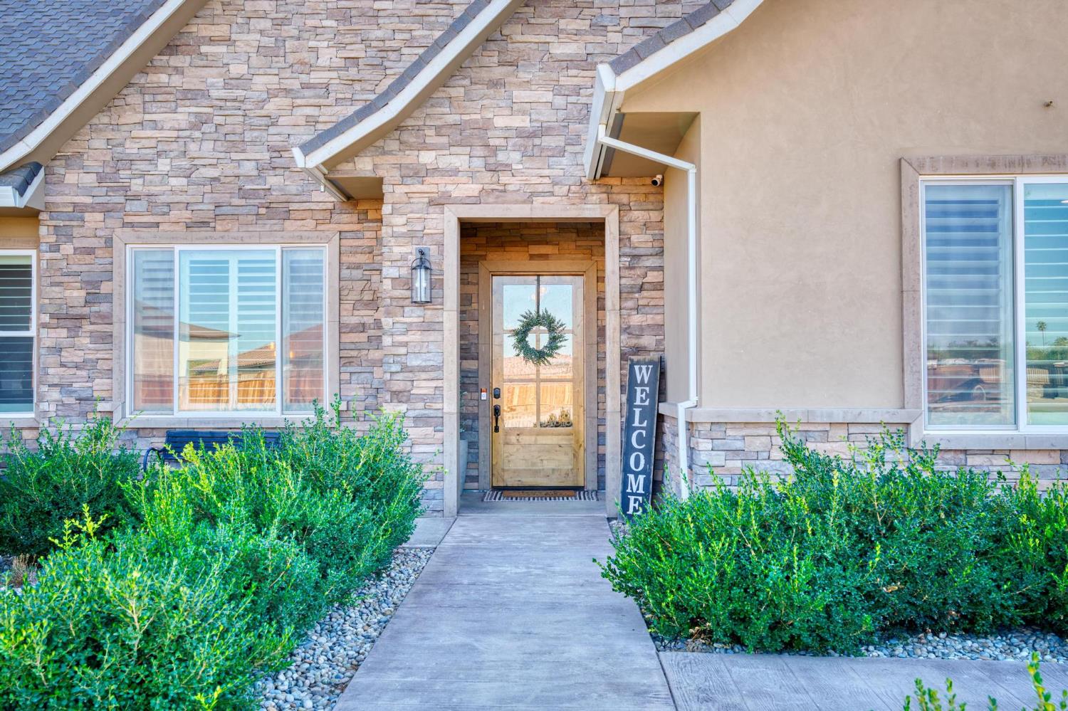 1842 E Palm Tree Ln, Manteca, CA 95336