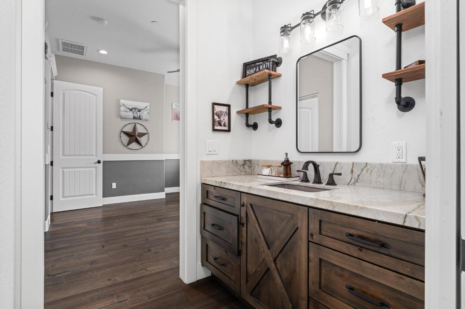 1842 E Palm Tree Ln, Manteca, CA 95336