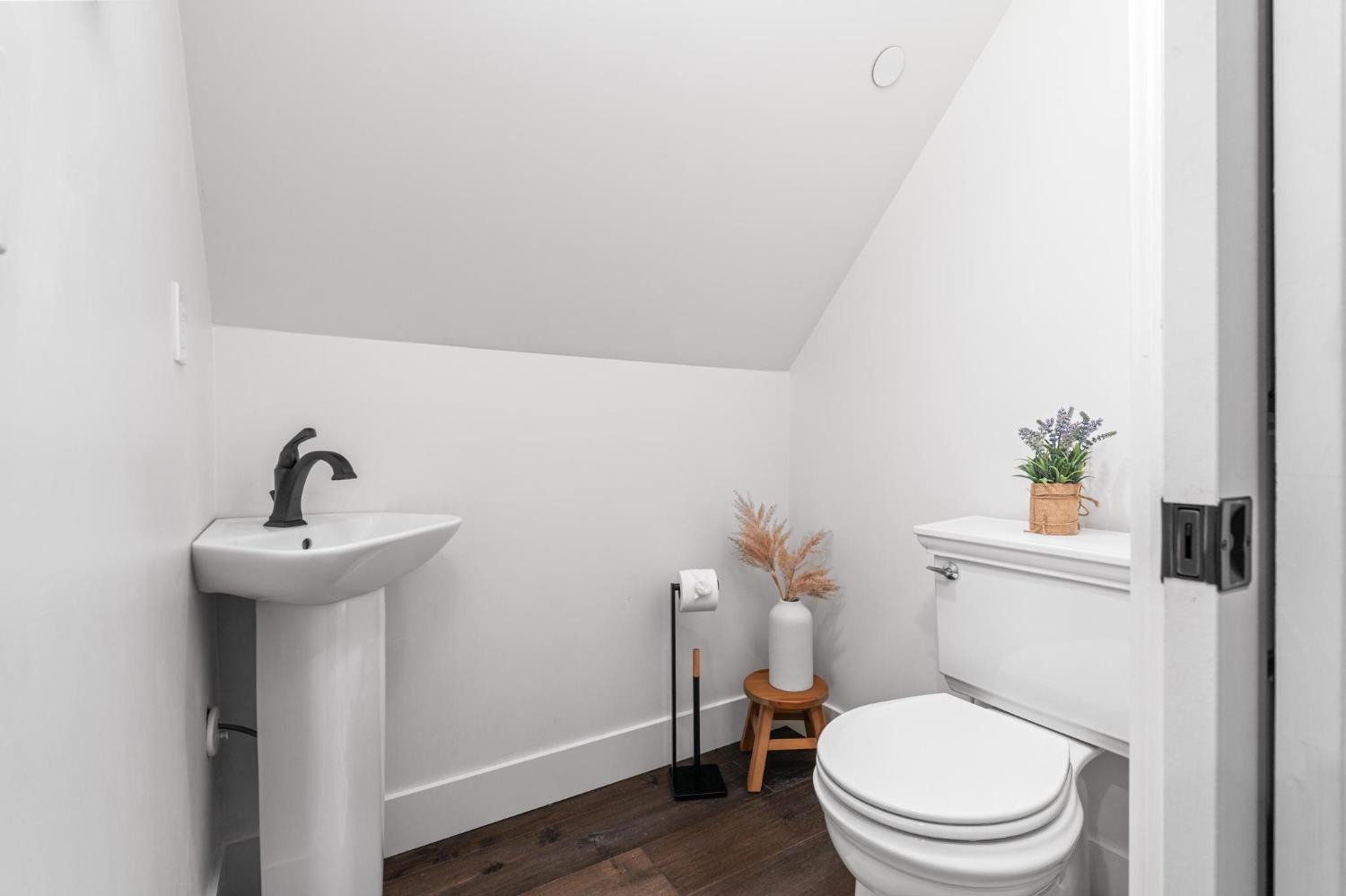 1842 E Palm Tree Ln, Manteca, CA 95336