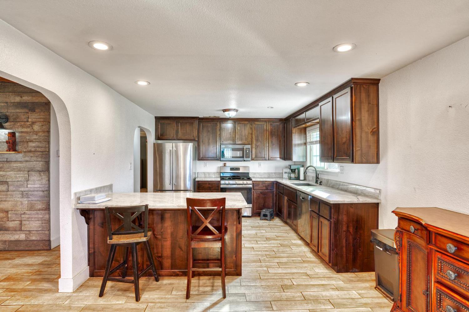 1842 E Palm Tree Ln, Manteca, CA 95336