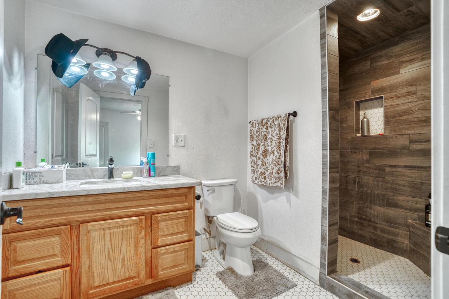 1842 E Palm Tree Ln, Manteca, CA 95336