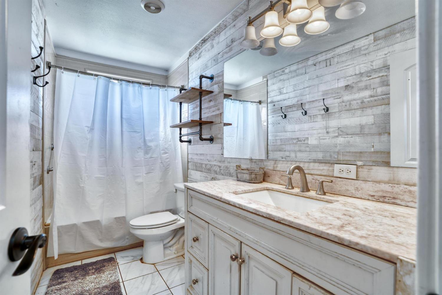 1842 E Palm Tree Ln, Manteca, CA 95336