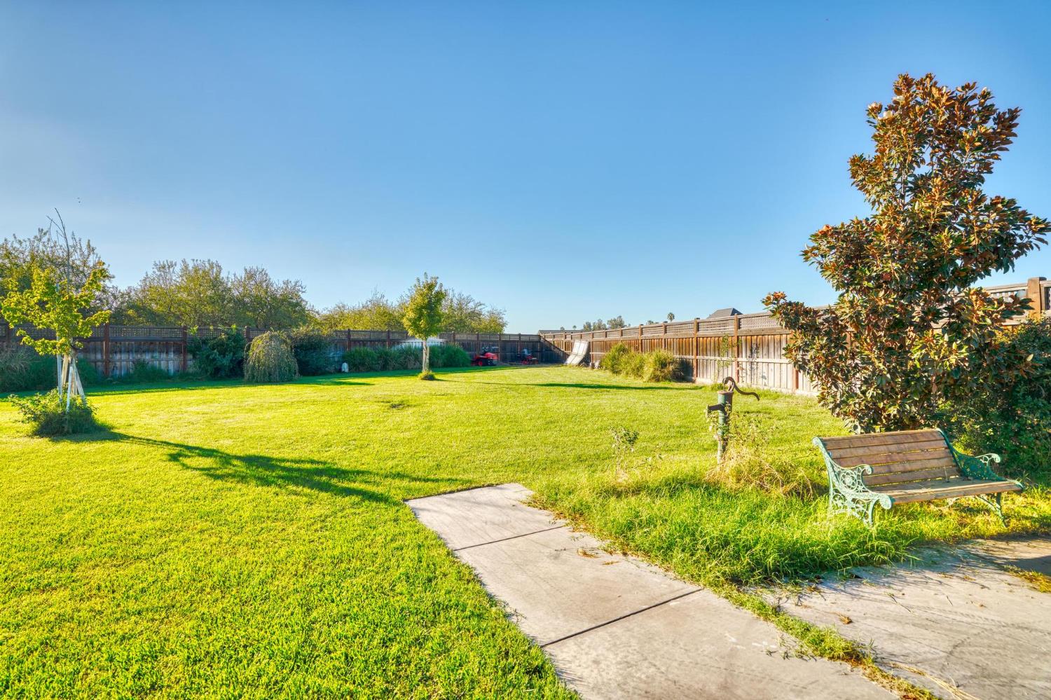 1842 E Palm Tree Ln, Manteca, CA 95336