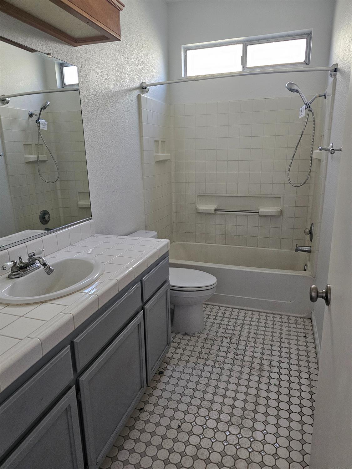 863 El Monte Ct, Los Banos, CA 93635