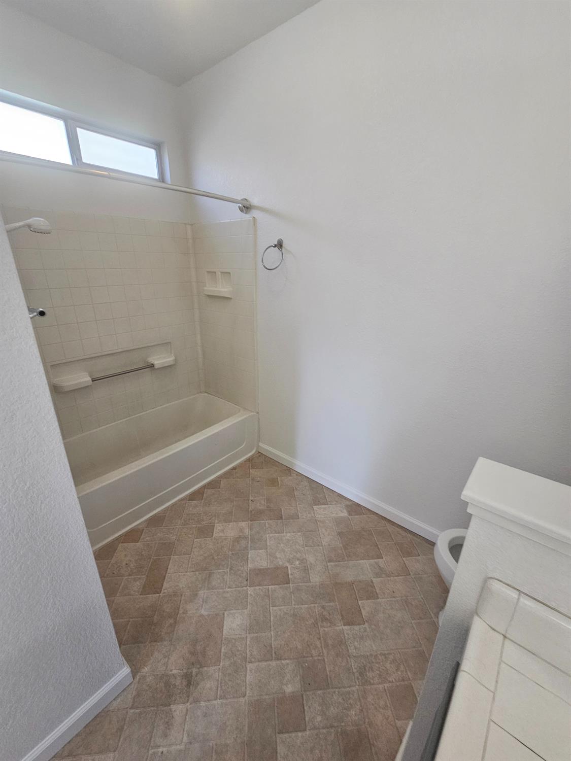 863 El Monte Ct, Los Banos, CA 93635