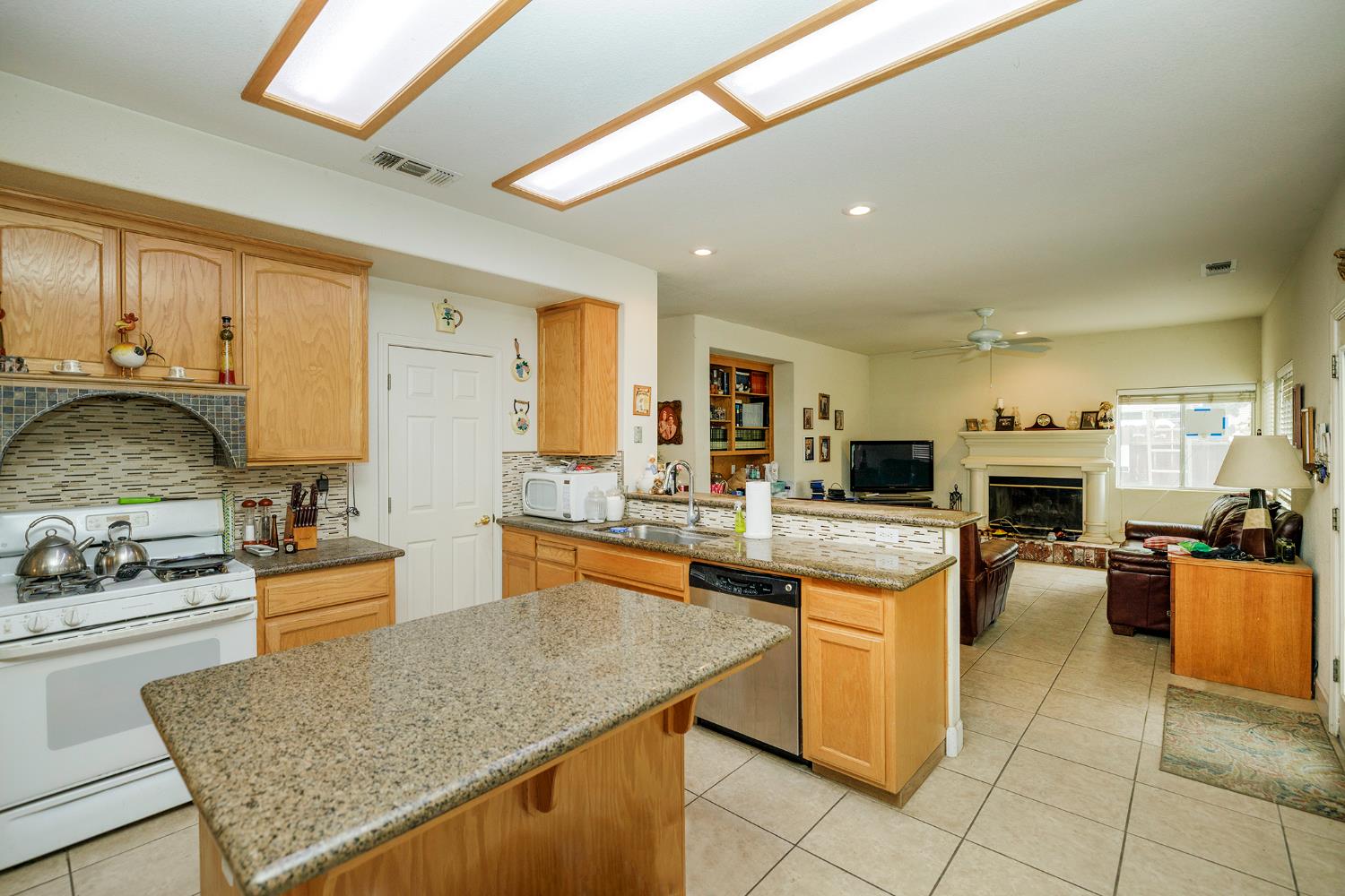 1612 Via Colabria, Gustine, CA 95322