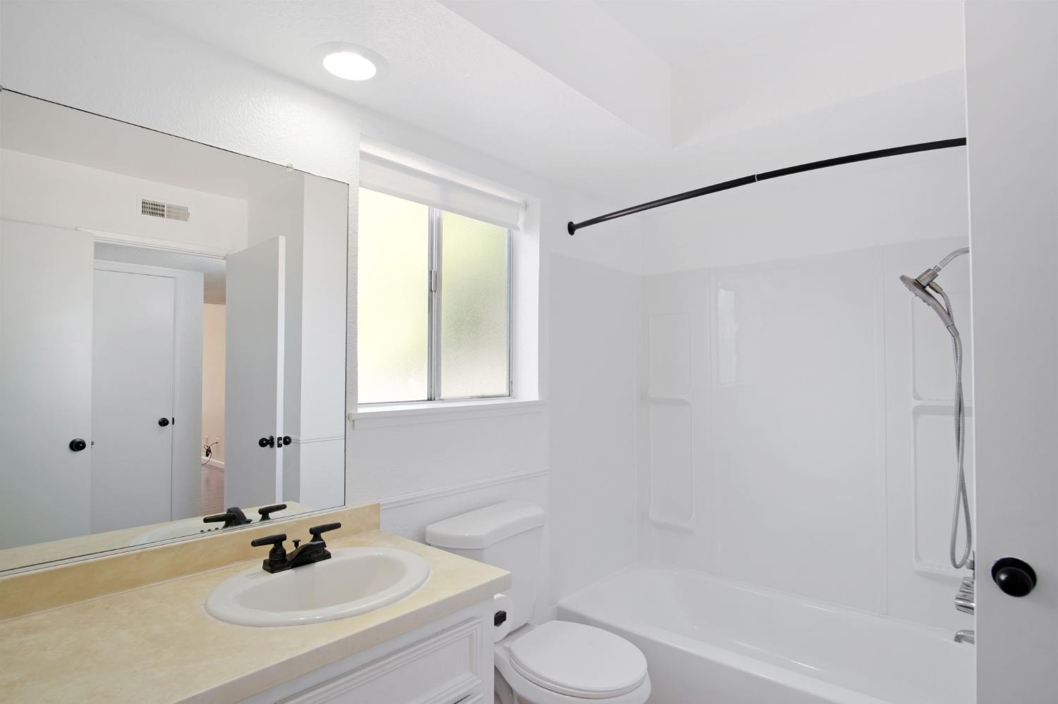 3701 Colonial Dr #156, Modesto, CA 95356