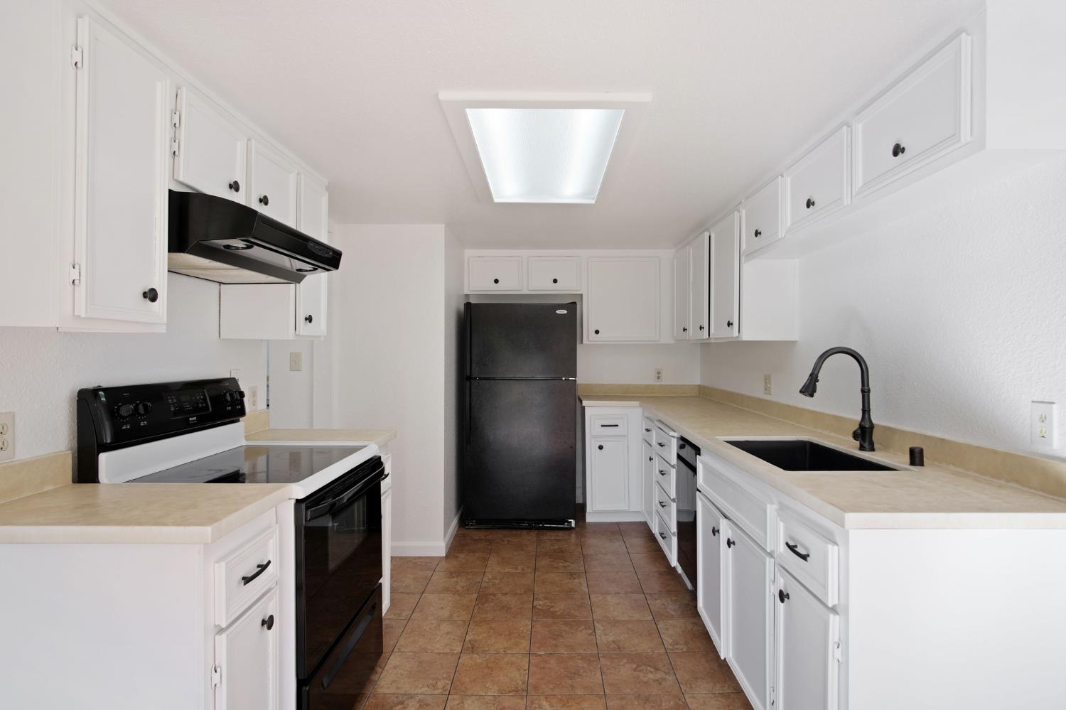 3701 Colonial Dr #156, Modesto, CA 95356