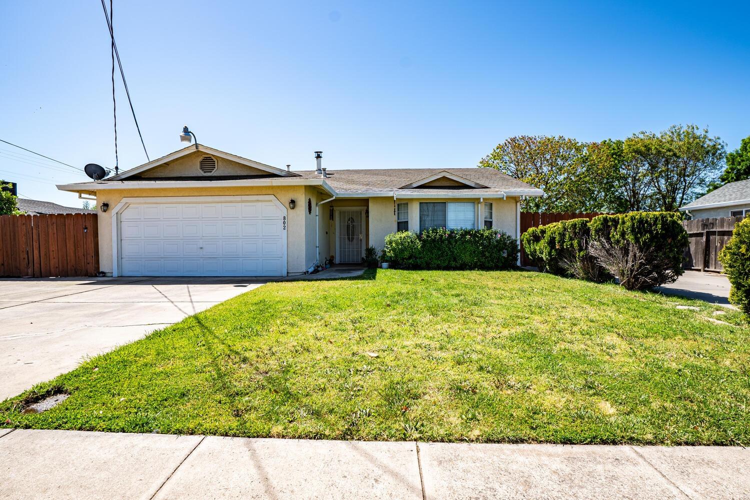 802 W Center St, Manteca, CA 95337