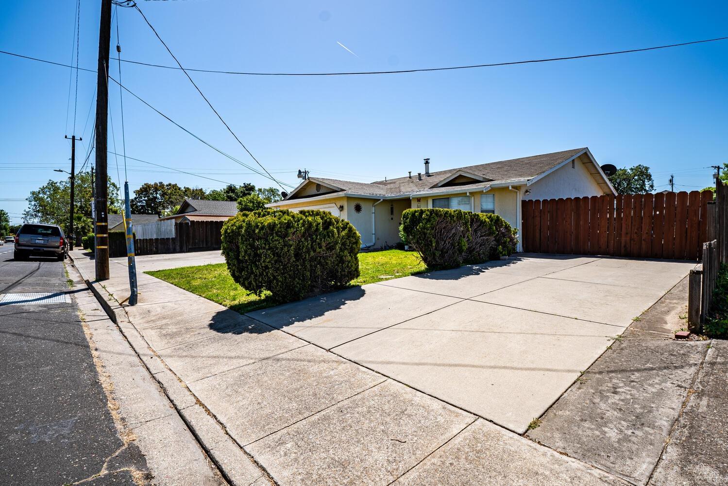 802 W Center St, Manteca, CA 95337