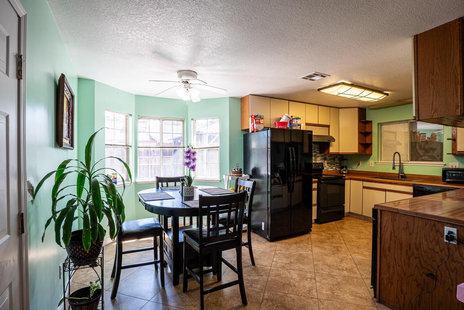 802 W Center St, Manteca, CA 95337