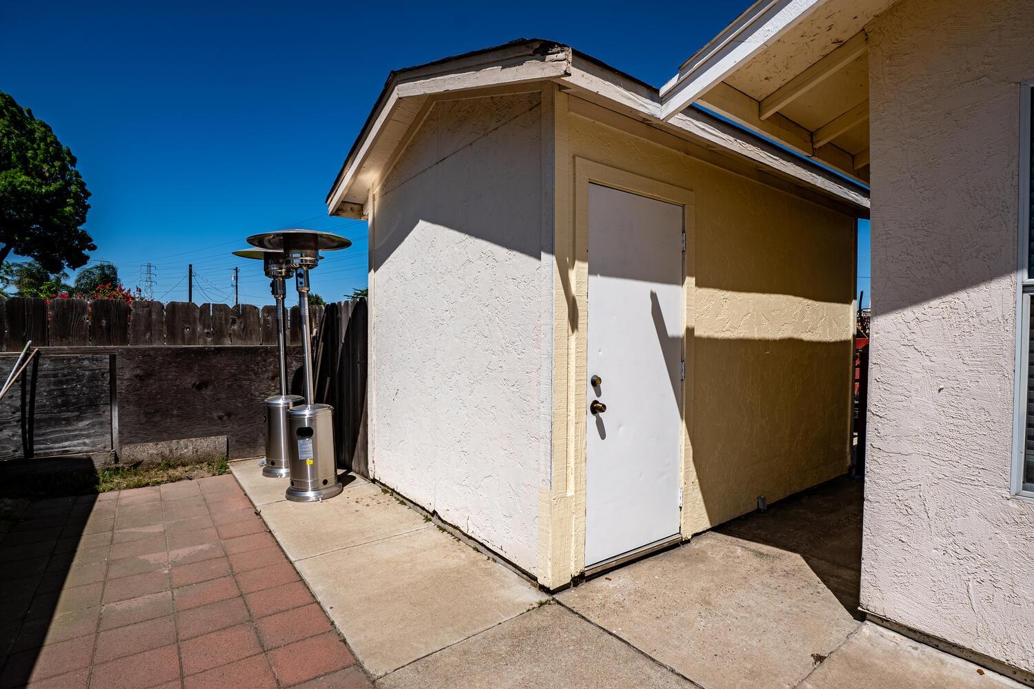 802 W Center St, Manteca, CA 95337