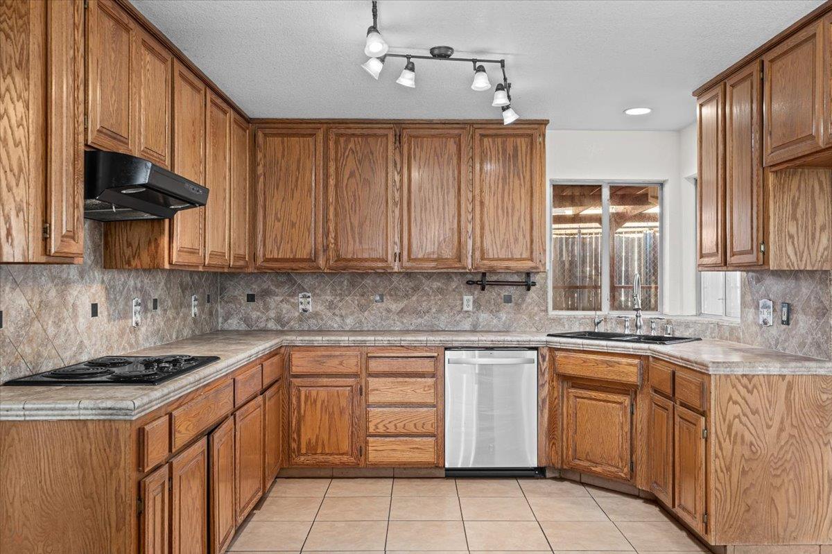 277 Garden Circle Dr, Manteca, CA 95336