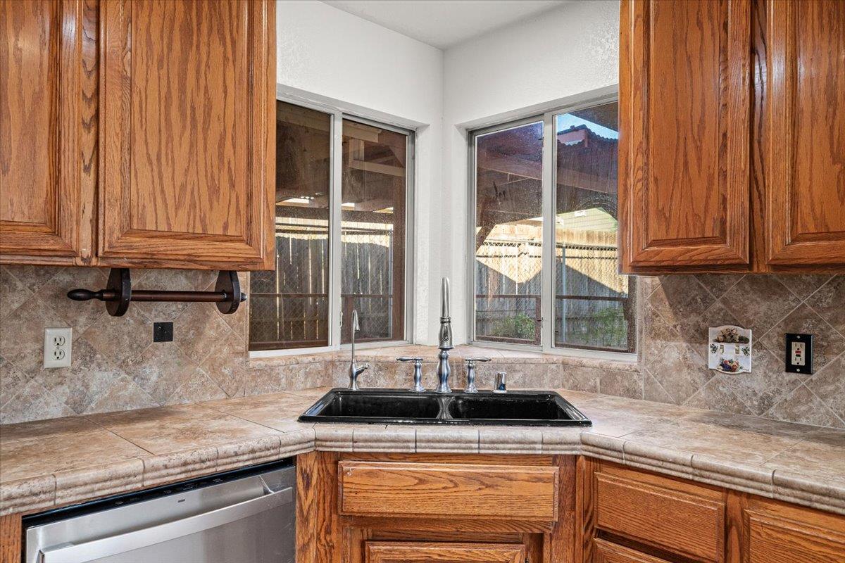 277 Garden Circle Dr, Manteca, CA 95336