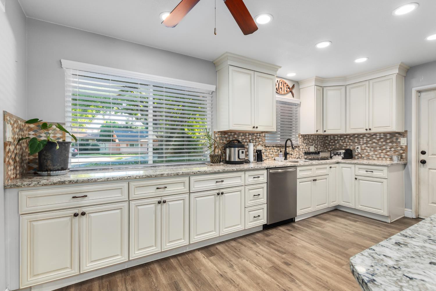 1713 Teakwood Dr, Modesto, CA 95350