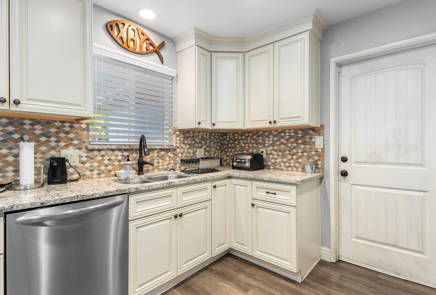 1713 Teakwood Dr, Modesto, CA 95350