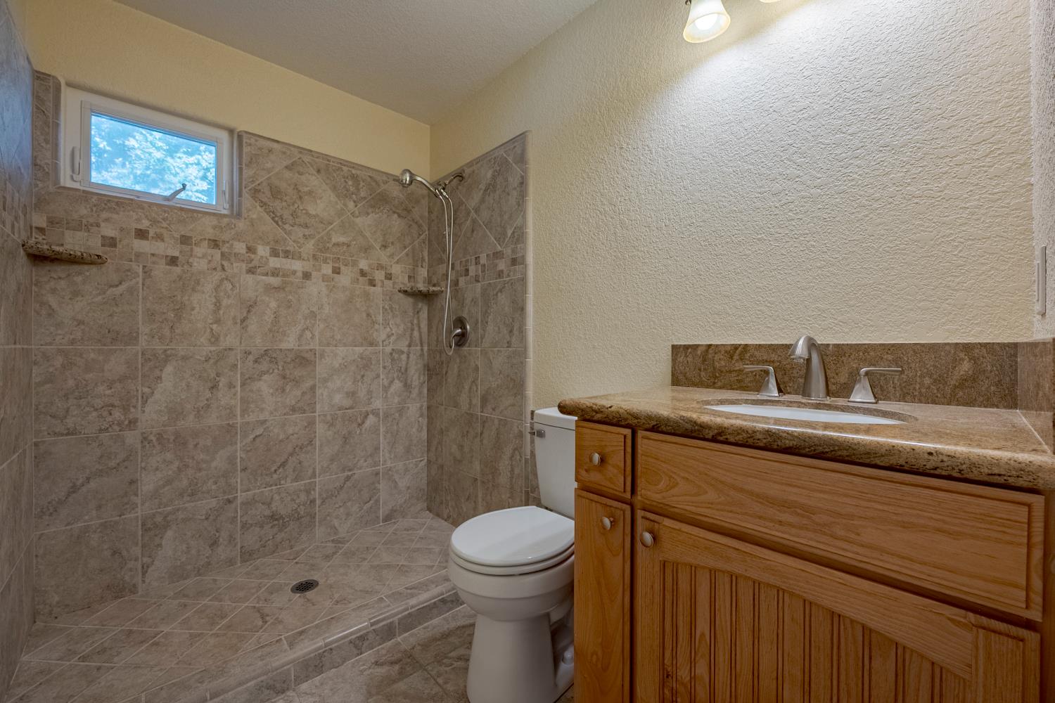 2988 Bedford Dr, Merced, CA 95340