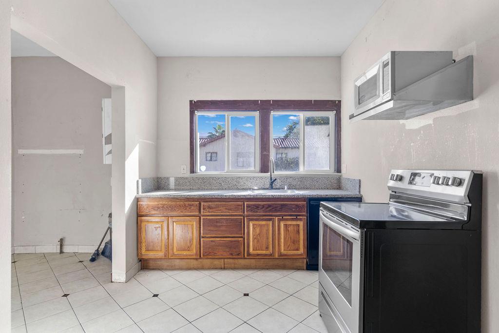 137 Downey Ave, Modesto, CA 95354