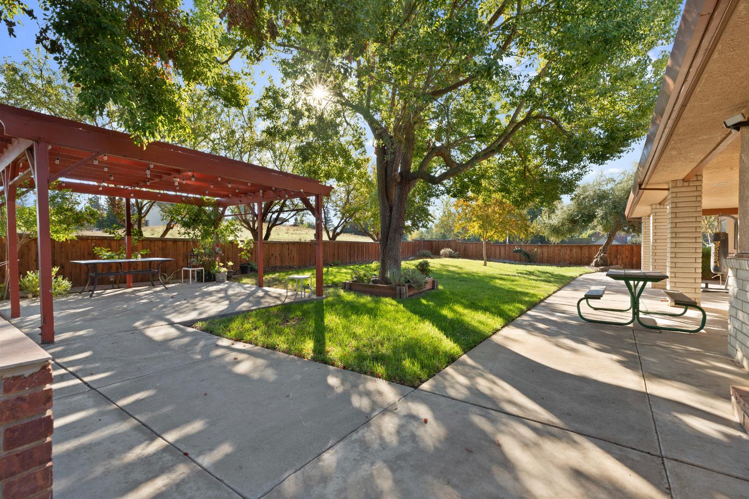 8630 River Oaks Dr, Oakdale, CA 95361