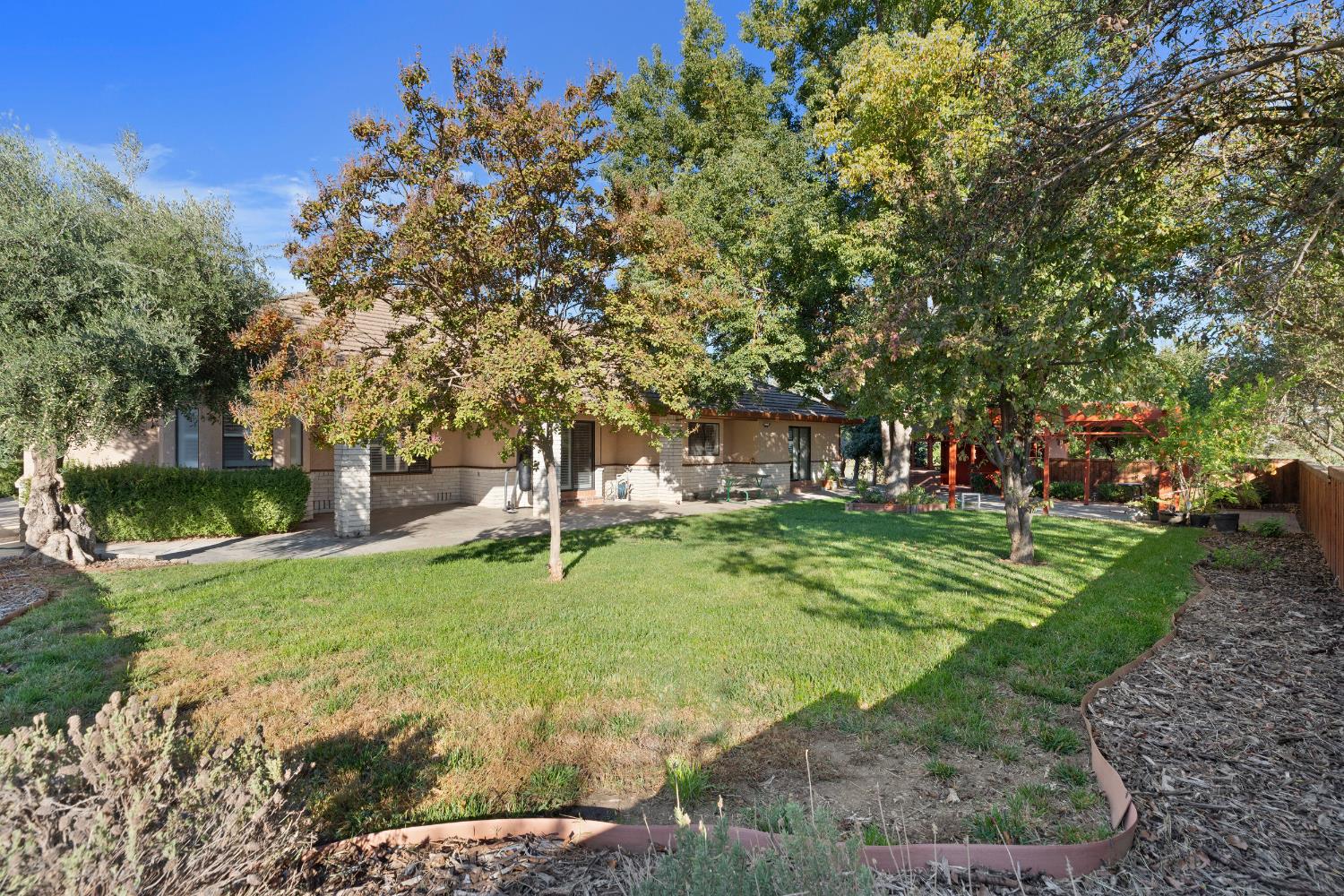 8630 River Oaks Dr, Oakdale, CA 95361