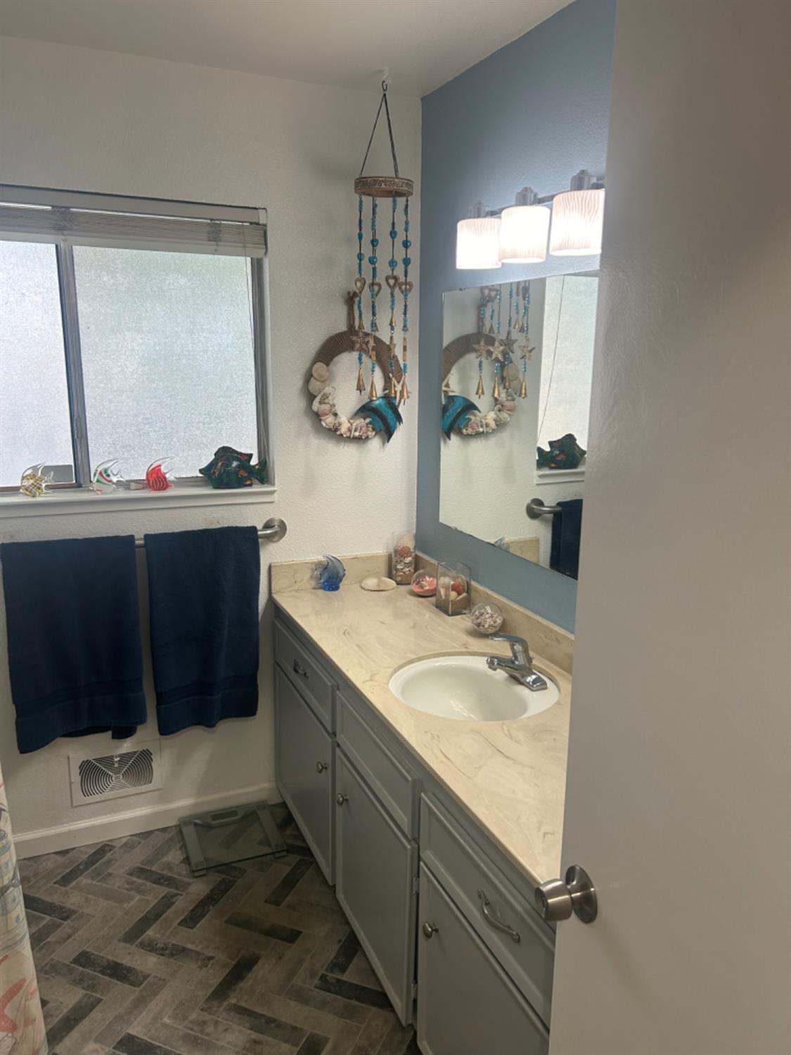 1229 Eastridge Dr, Modesto, CA 95355