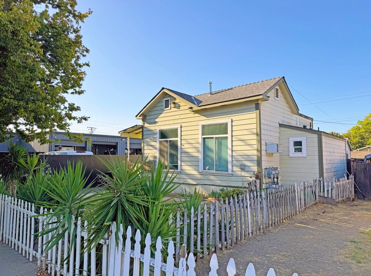 421 14th St, Modesto, CA 95354