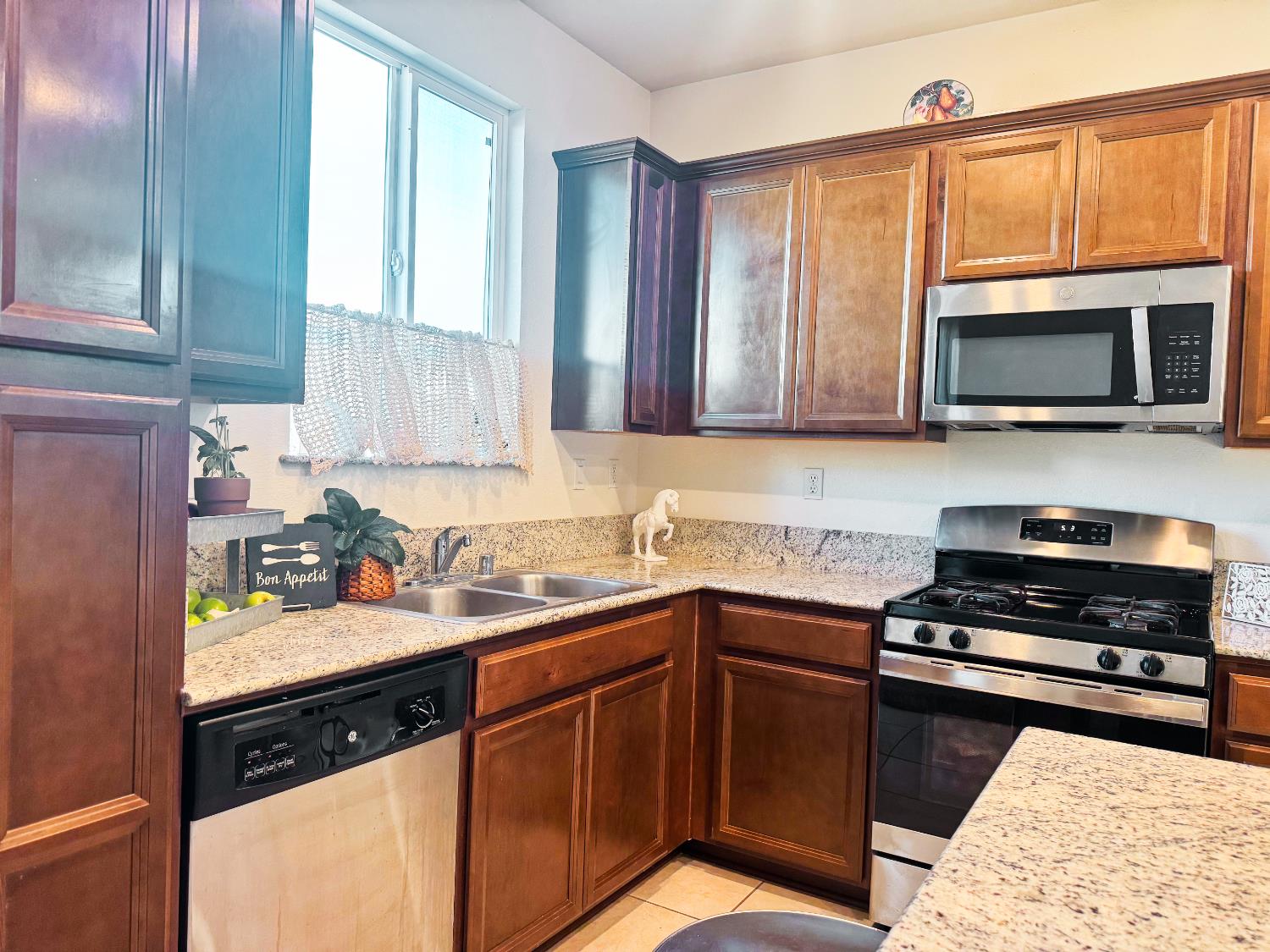 2013 Marciochi Ct, Los Banos, CA 93635