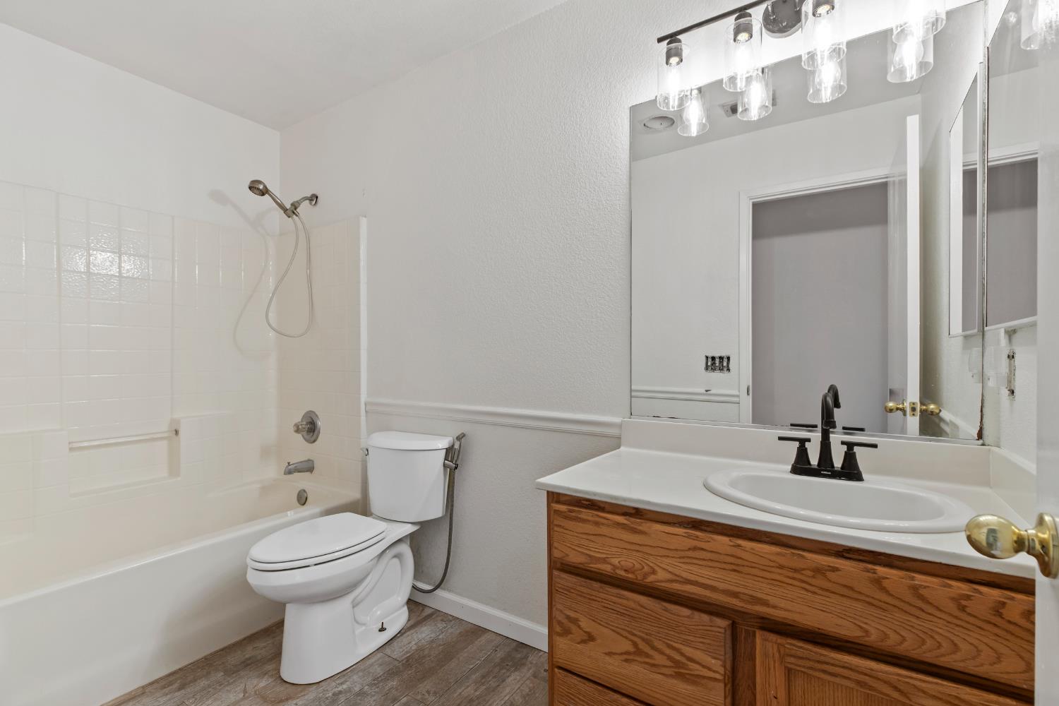 1205 Swan Dr, Patterson, CA 95363