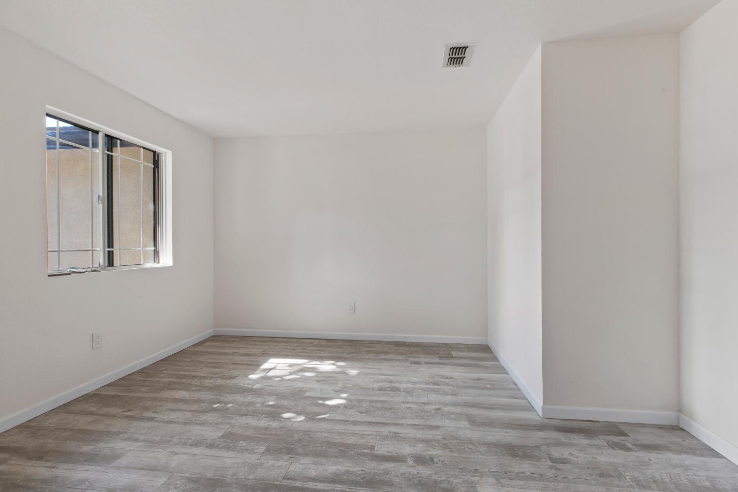 1205 Swan Dr, Patterson, CA 95363