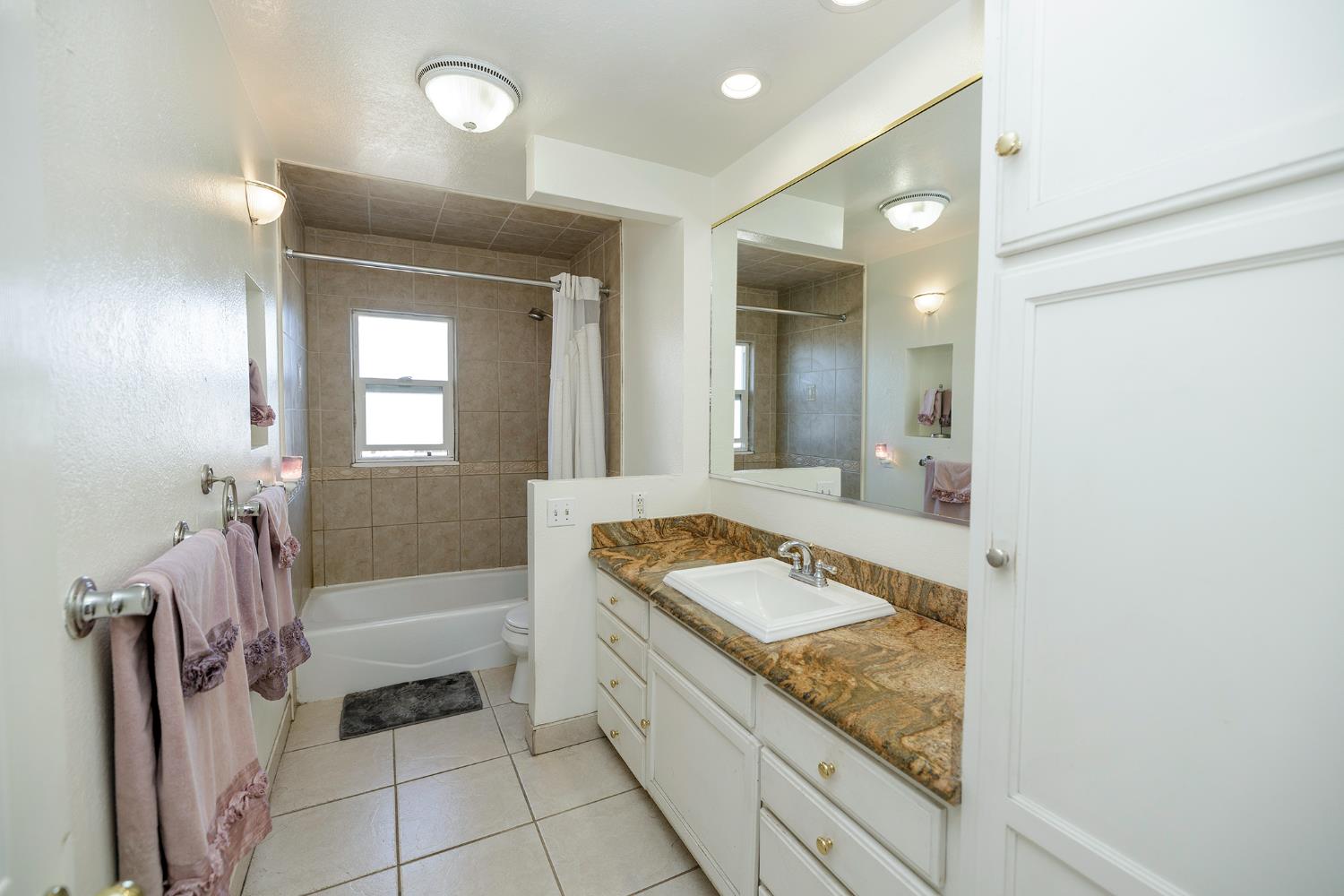 1317 Oakwood Dr, Modesto, CA 95350