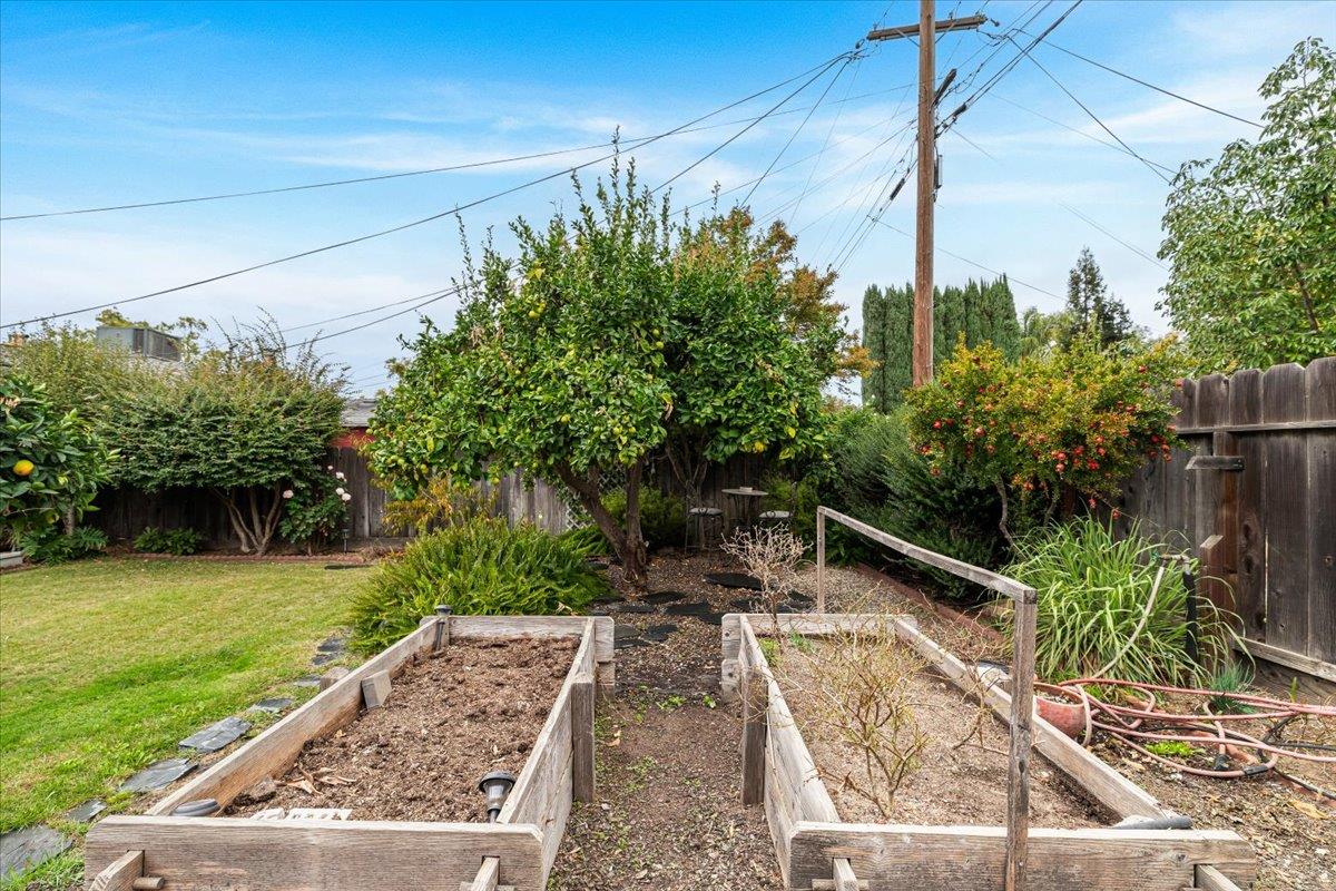 1109 Ulrich Ave, Modesto, CA 95350