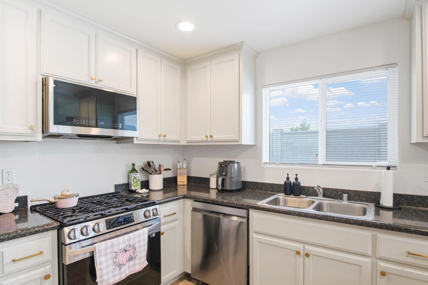 7418 W Meadowlark Ct, Winton, CA 95388