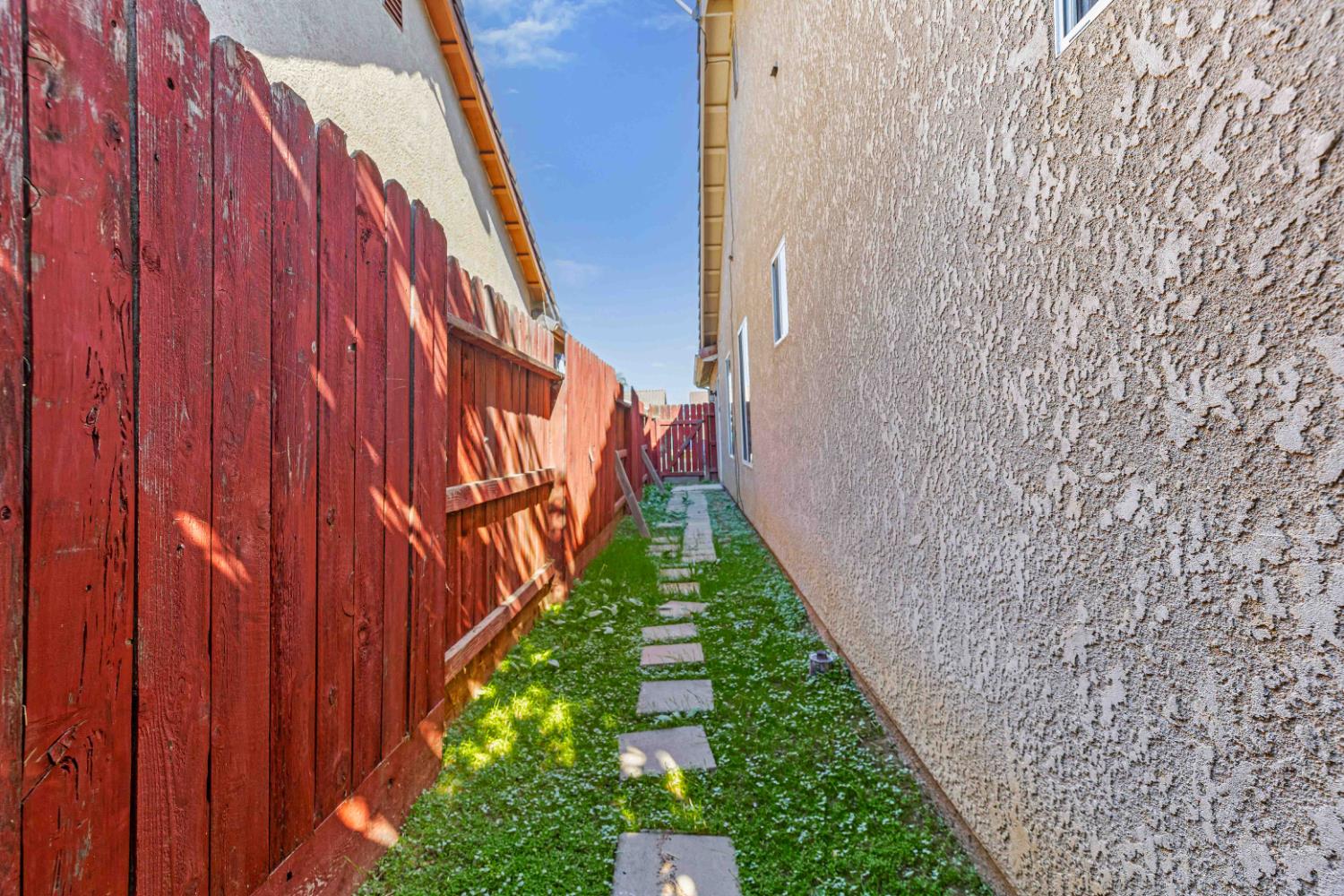 621 Vine St, Los Banos, CA 93635