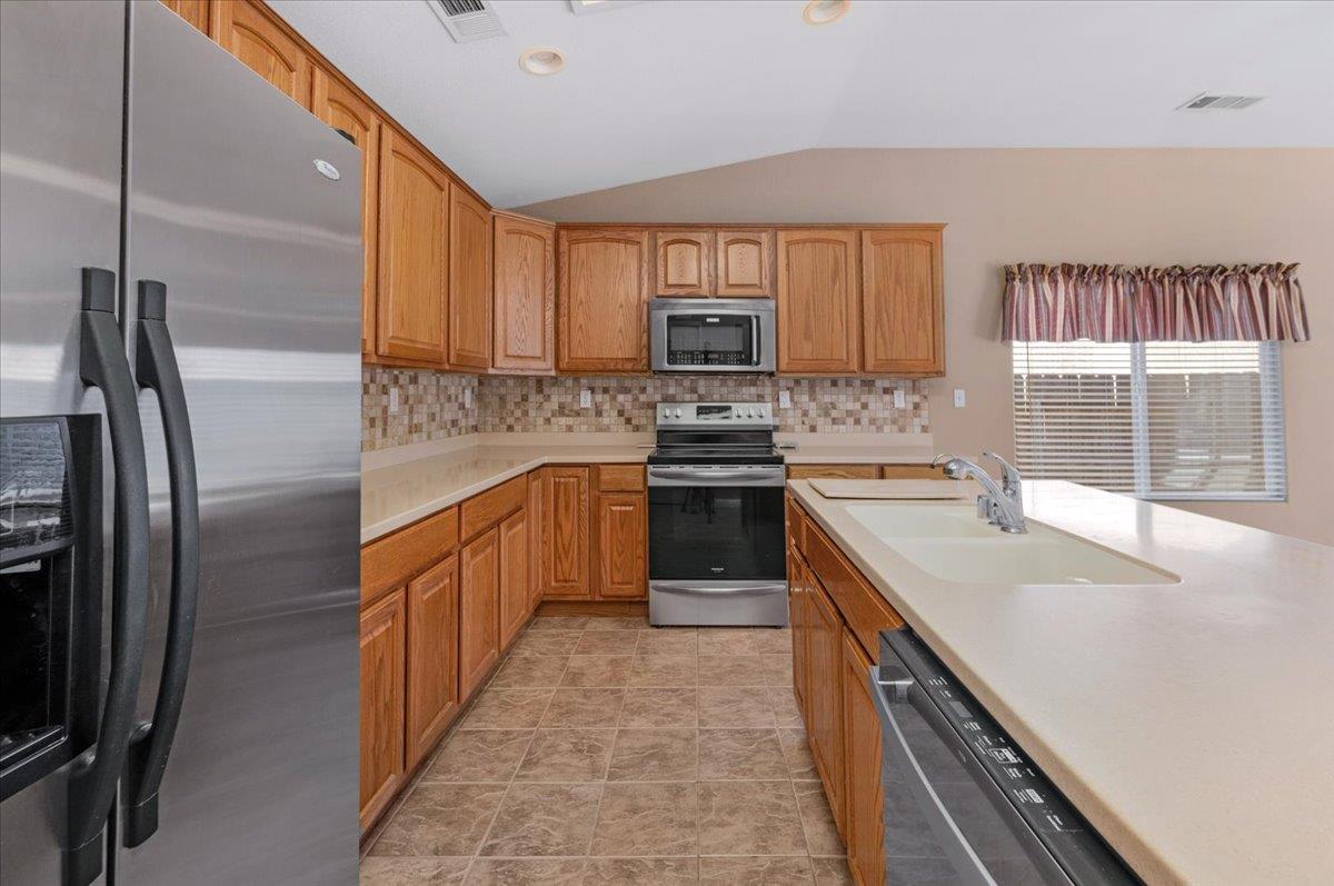 1947 Hampton, Hanford, CA 93230