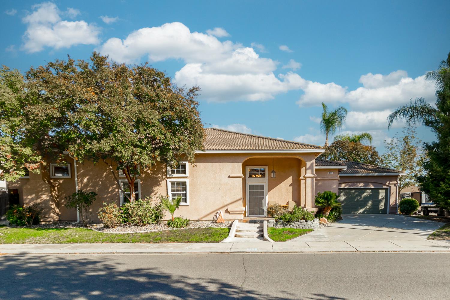 2100 Paramont Way, Modesto, CA 95355