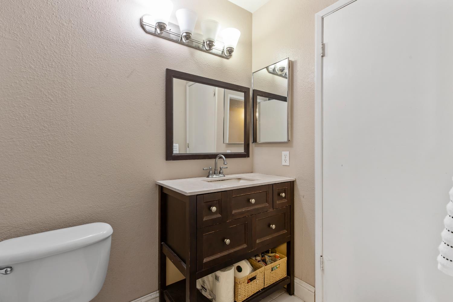 2756 Barcelona Dr, Modesto, CA 95354