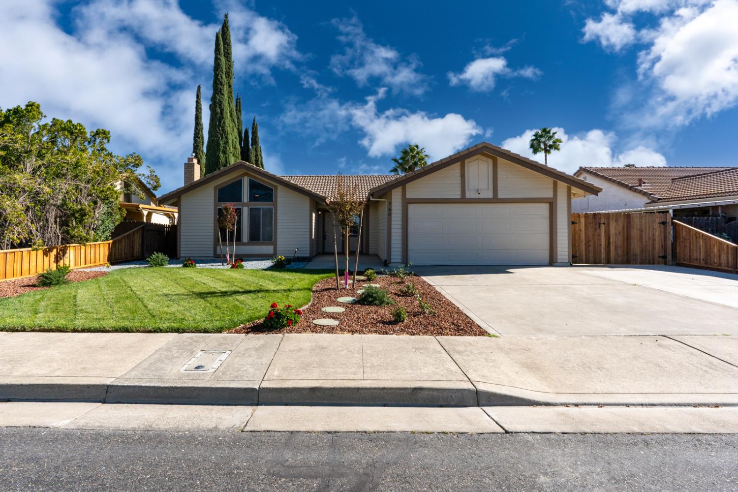 760 Meadowlark Ave, Los Banos, CA 93635